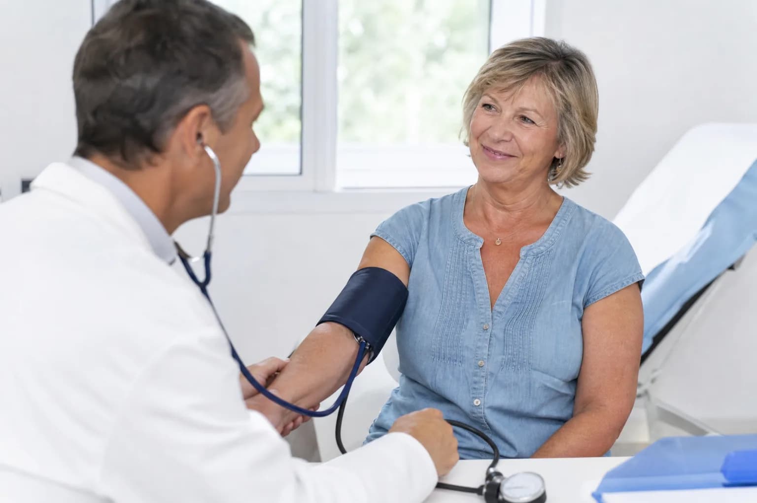 Une femme d'une soixantaine d'années passe un examen de prévention chez son médecin