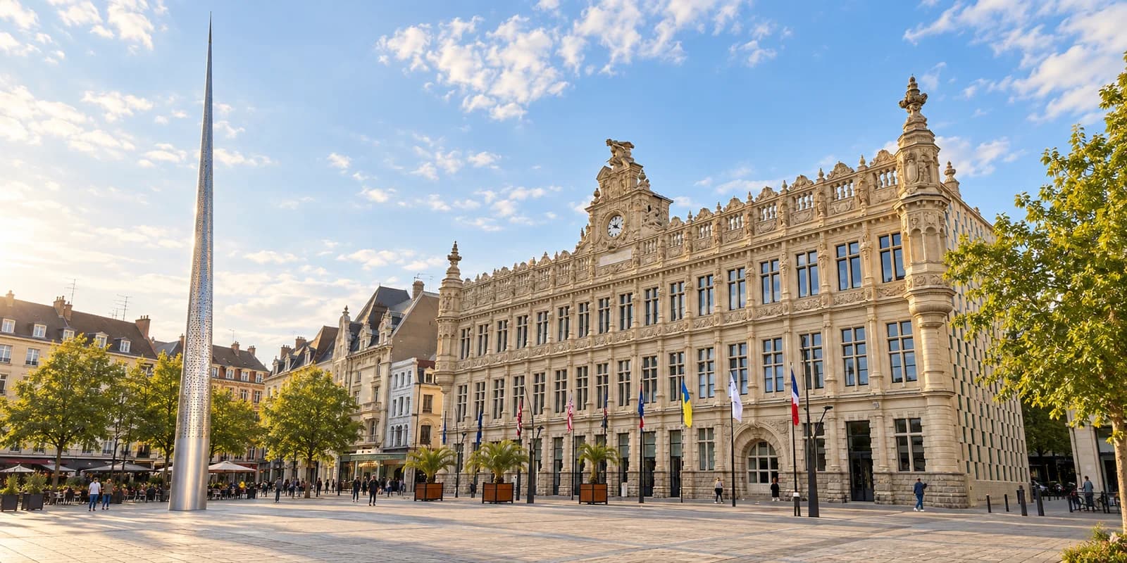 Vue illustrative de la mairie rénovée de Valenciennes et de la flèche Litanie, place d’Armes