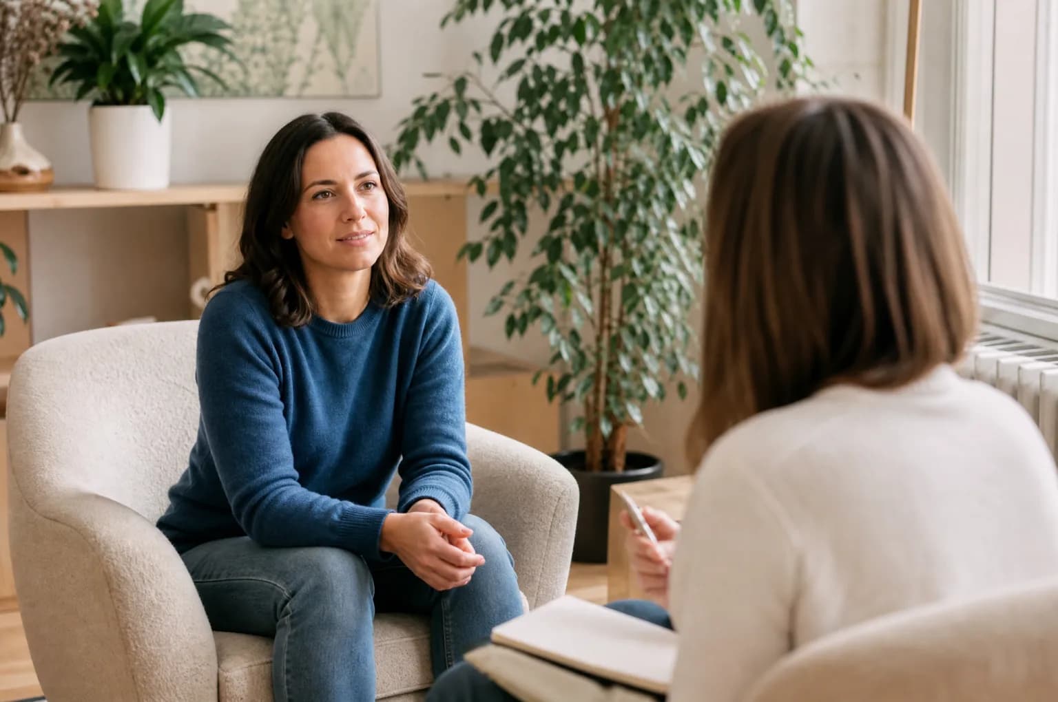 Une femme échange avec une psychologue dans un cabinet lumineux